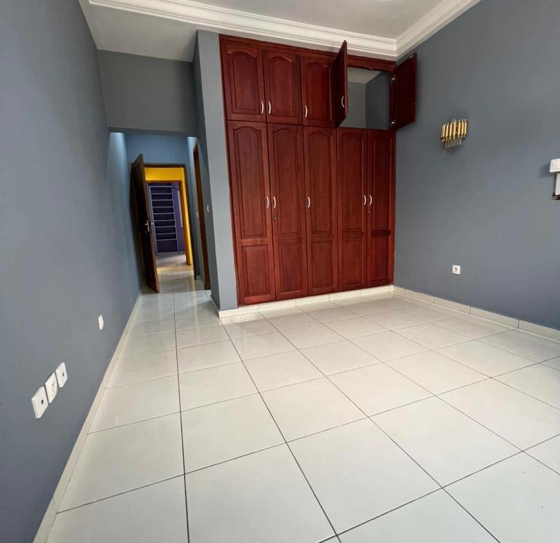 APPARTEMENT MODERNE ENTIEREMENT STAFFÉ SITUÉ À LOGBESSOU