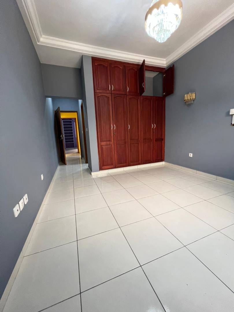 SM_appart_logbessou_190526_chb1 APPARTEMENT MODERNE ENTIEREMENT STAFFÉ SITUÉ À LOGBESSOU