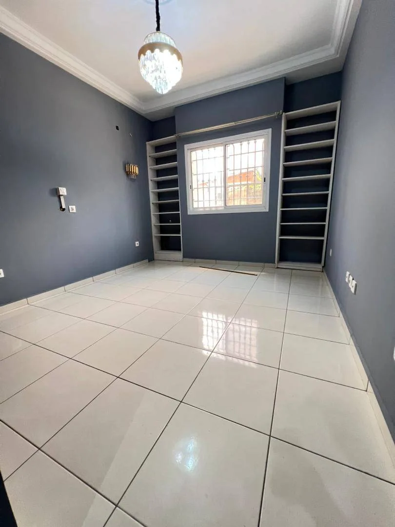 APPARTEMENT MODERNE ENTIEREMENT STAFFÉ SITUÉ À LOGBESSOU