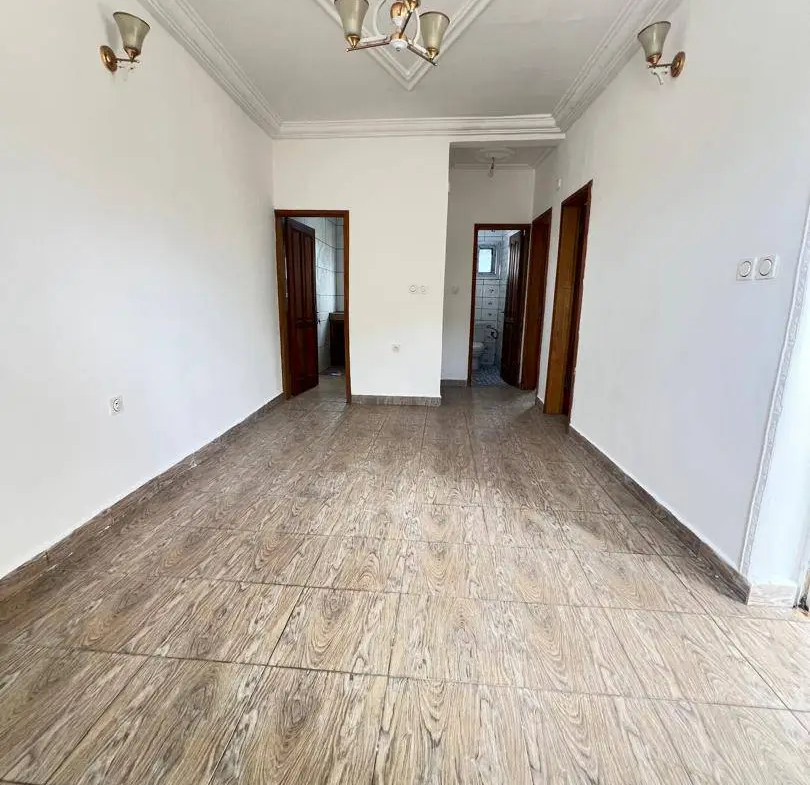 APPARTEMENT MODERNE ENTIEREMENT STAFFÉ SITUÉ À LOGPOM