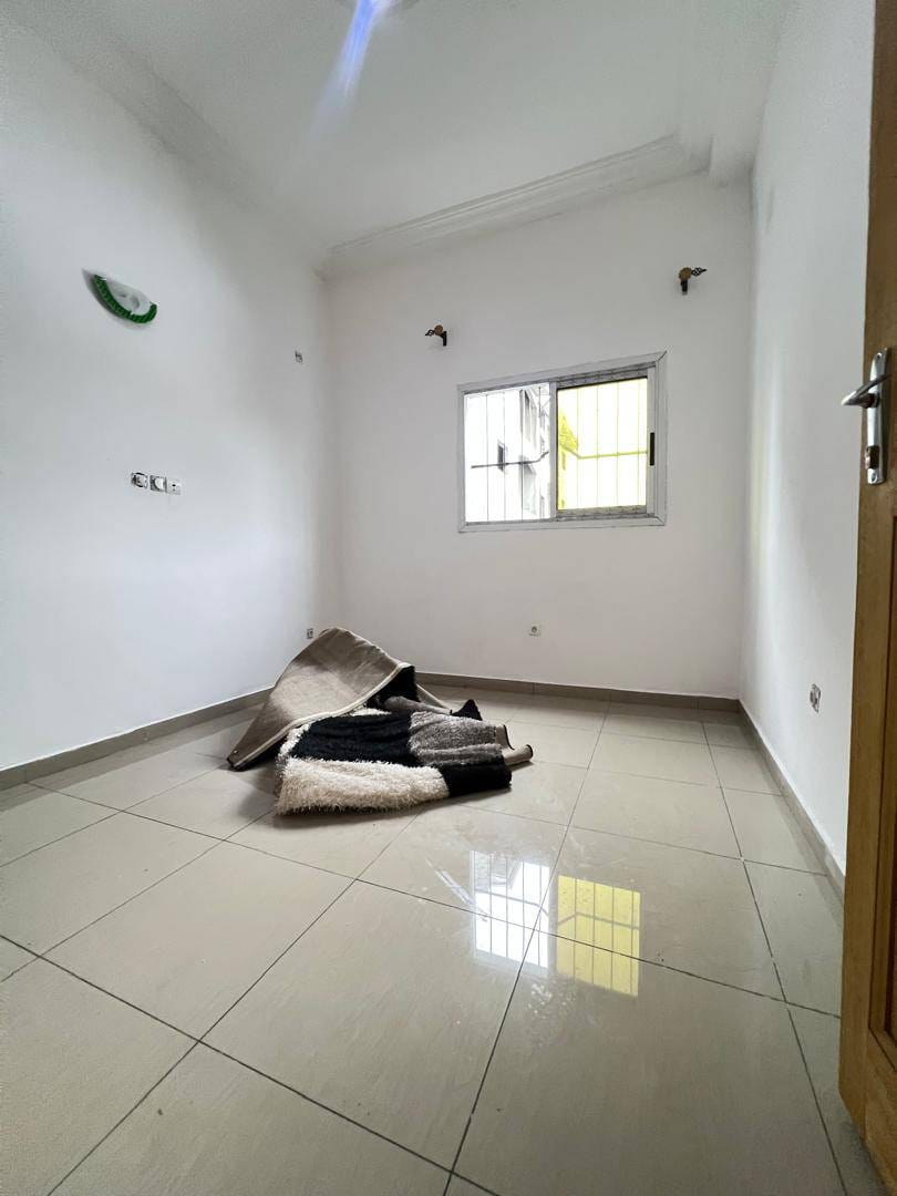 STUDIO MODERNE STAFFÉ SITUÉ À LOGBESSOU