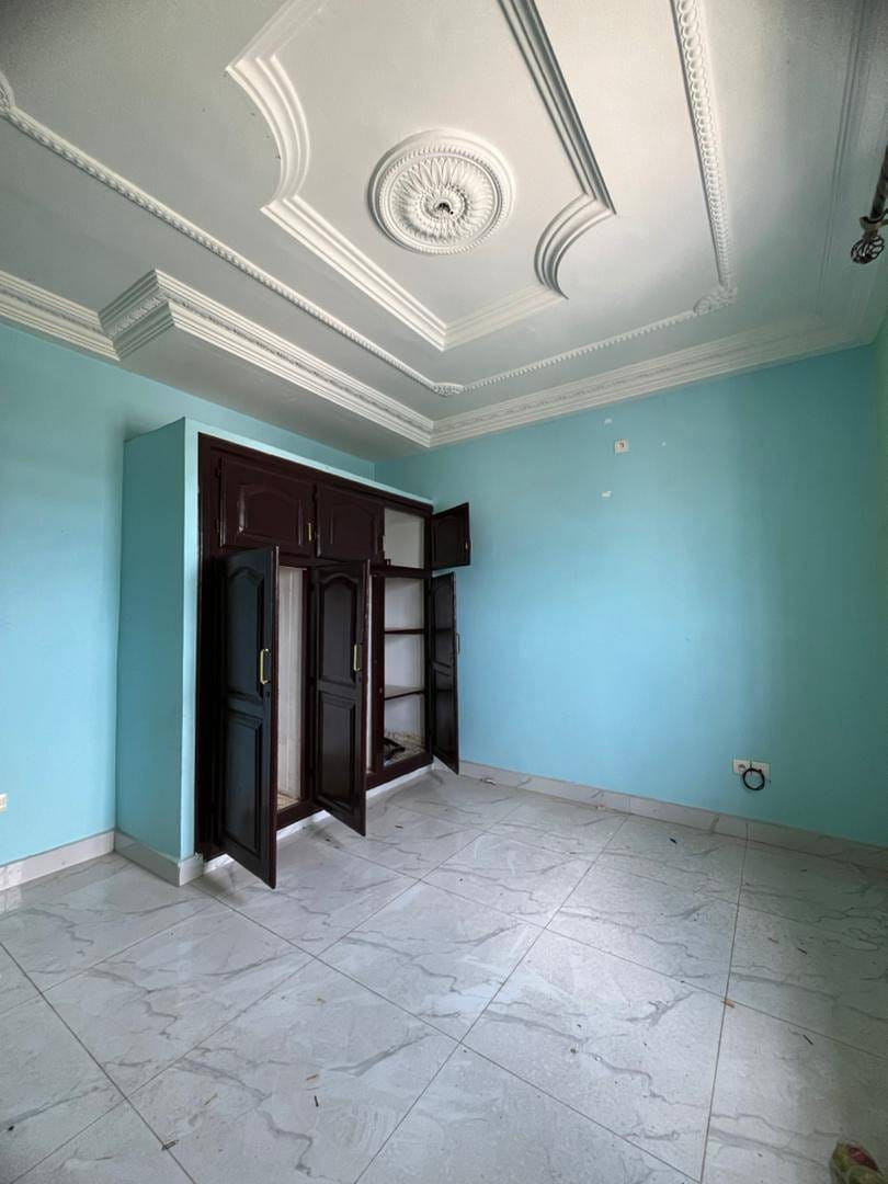STUDIO MODERNE ENTIEREMENT STAFFÉ SITUÉ À PK11