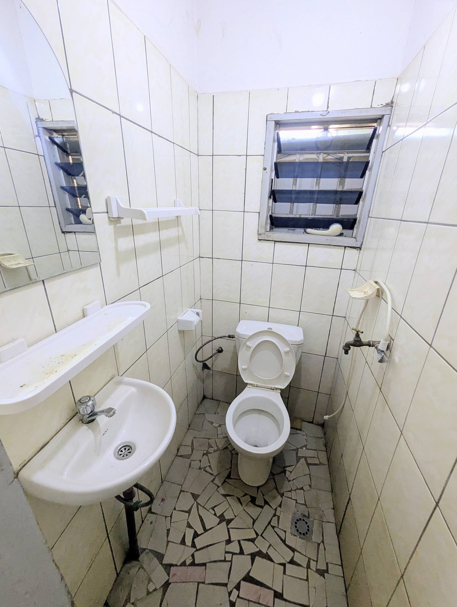  MAGNIFIQUE STUDIO À LOUER À TRANSFORTEUR NGOUSSO