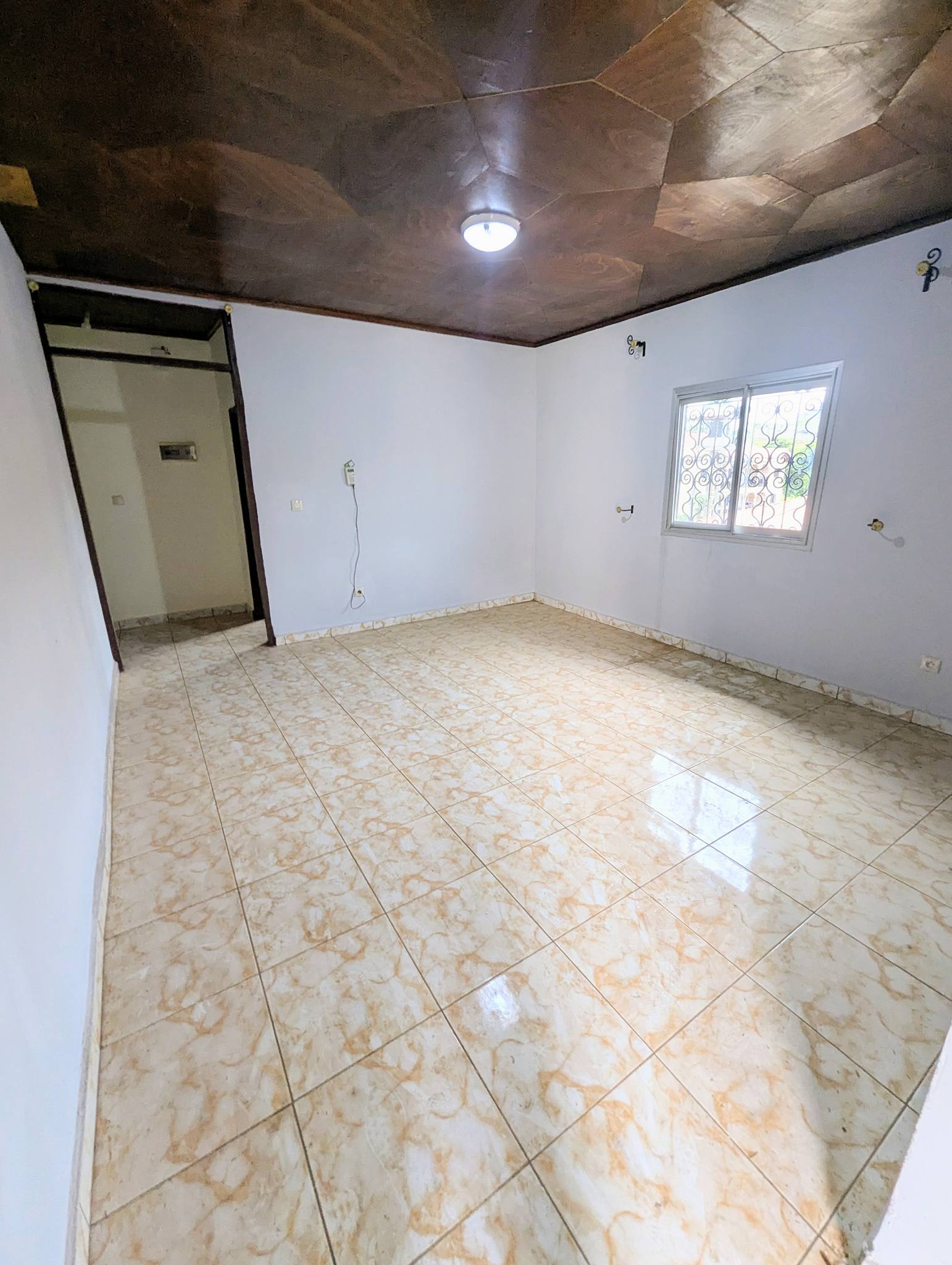 MAGNIFIQUE STUDIO NOUVELLEMENT CONSTRUIT À NKOLFOULOU