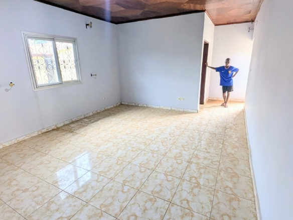 MAGNIFIQUE STUDIO NOUVELLEMENT CONSTRUIT À NKOLFOULOU