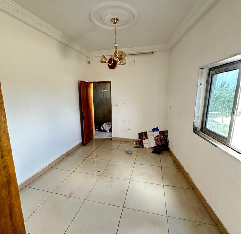 Chambre moderne dans un bâtiment sécurisé à Efoulan