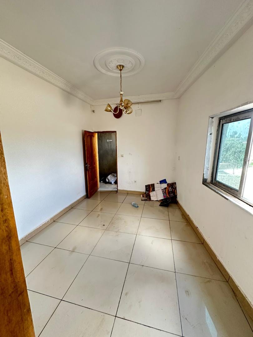 Chambre moderne dans un bâtiment sécurisé à Efoulan