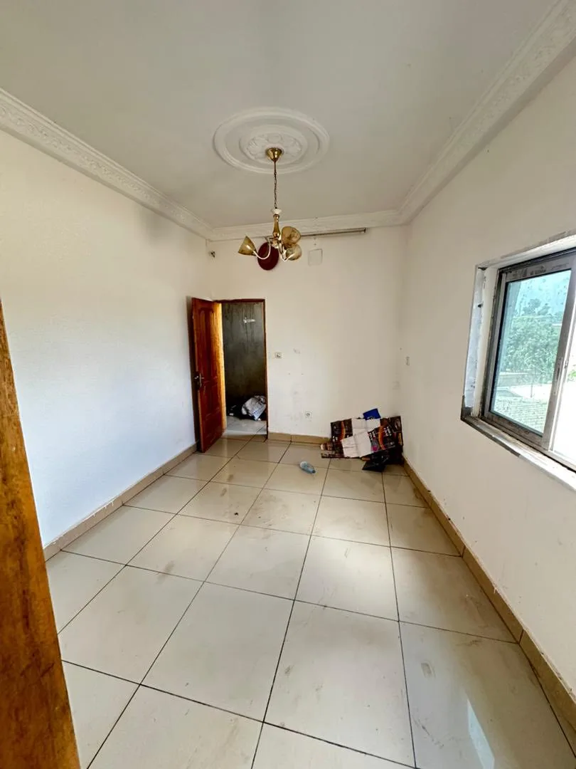 Chambre moderne dans un bâtiment sécurisé à Efoulan