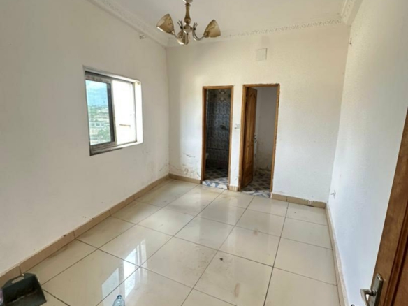 Chambre moderne dans un bâtiment sécurisé à Efoulan