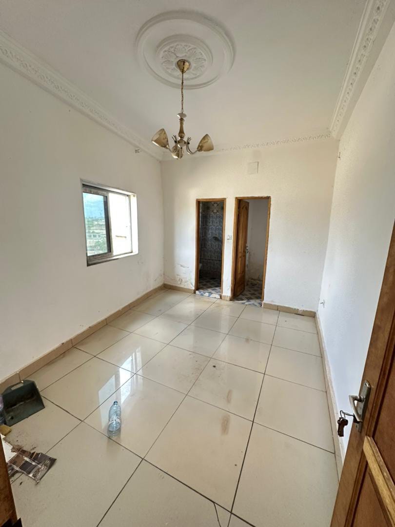 34505- Chambre moderne dans un bâtiment sécurisé à Efoulan