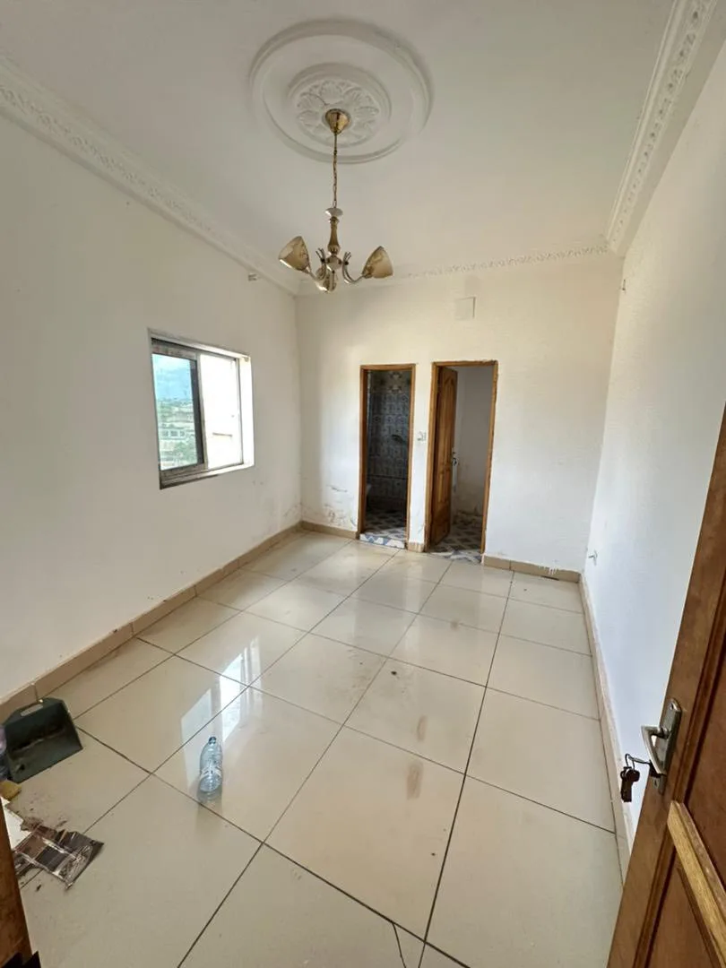 41104- Chambre moderne dans un bâtiment sécurisé à Efoulan