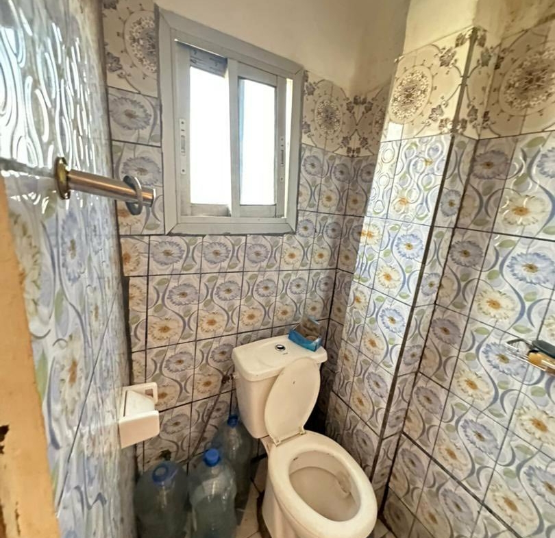 Chambre moderne dans un bâtiment sécurisé à Efoulan