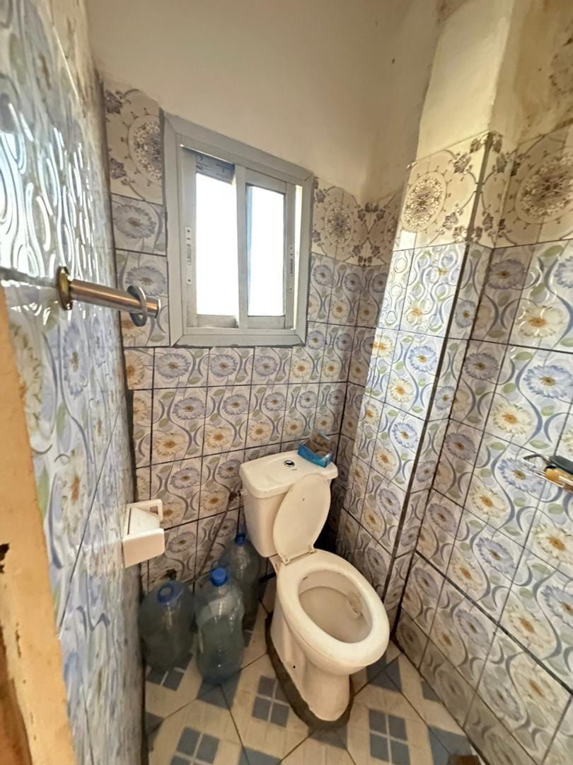 Chambre moderne dans un bâtiment sécurisé à Efoulan
