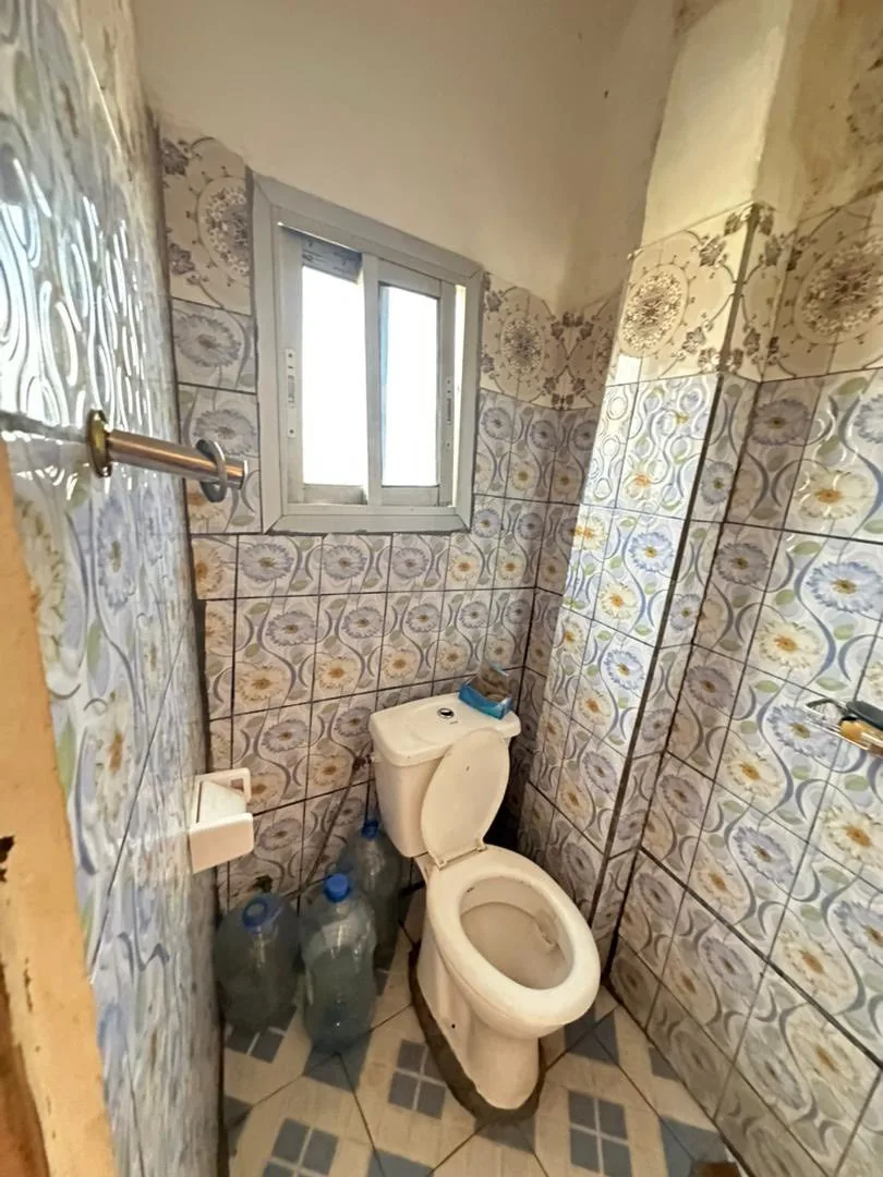 Chambre moderne dans un bâtiment sécurisé à Efoulan