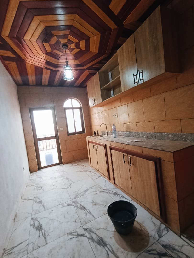 Appartement moderne neuf à Odza derrière le petit marché