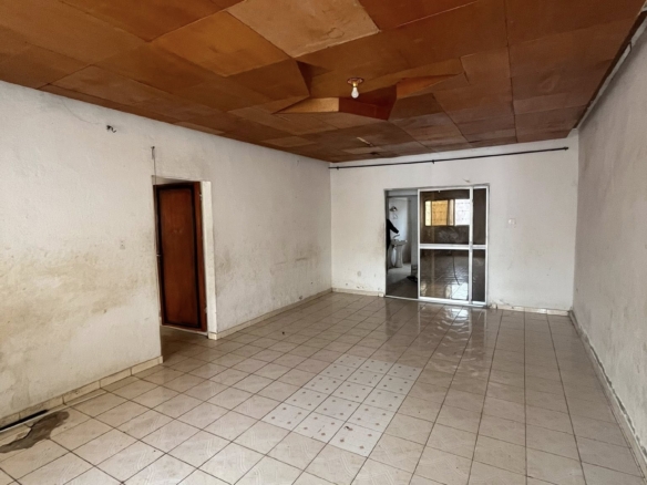 Appartement disponible seul dans la barrière à Marouaré Garoua