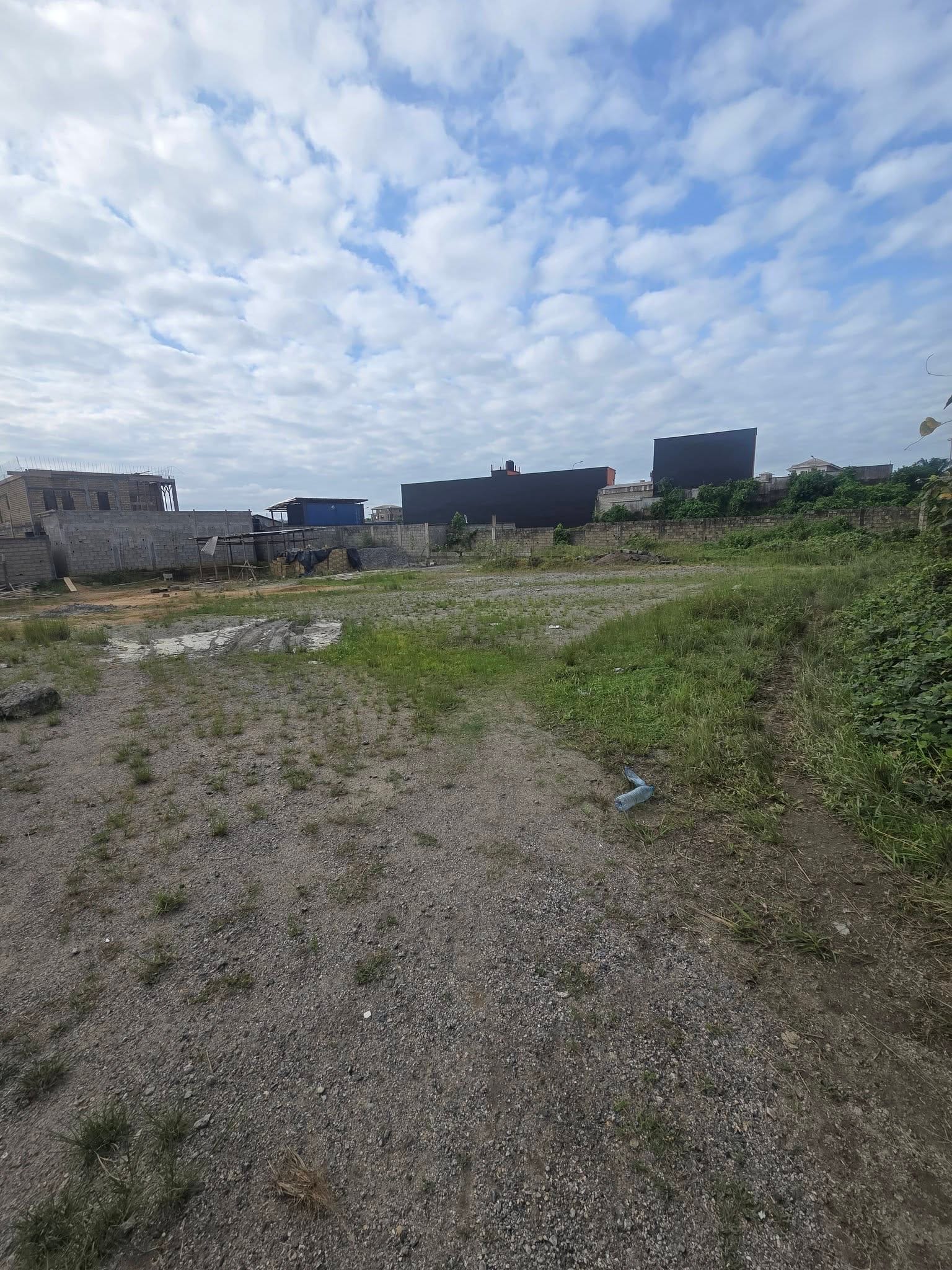 42796- 1000m2 de terrain titré à vendre à Yassa