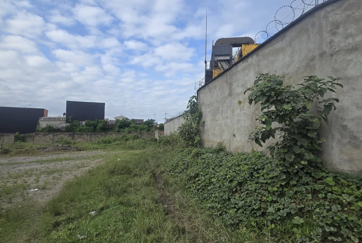 1000m2 de terrain titré à vendre à Yassa