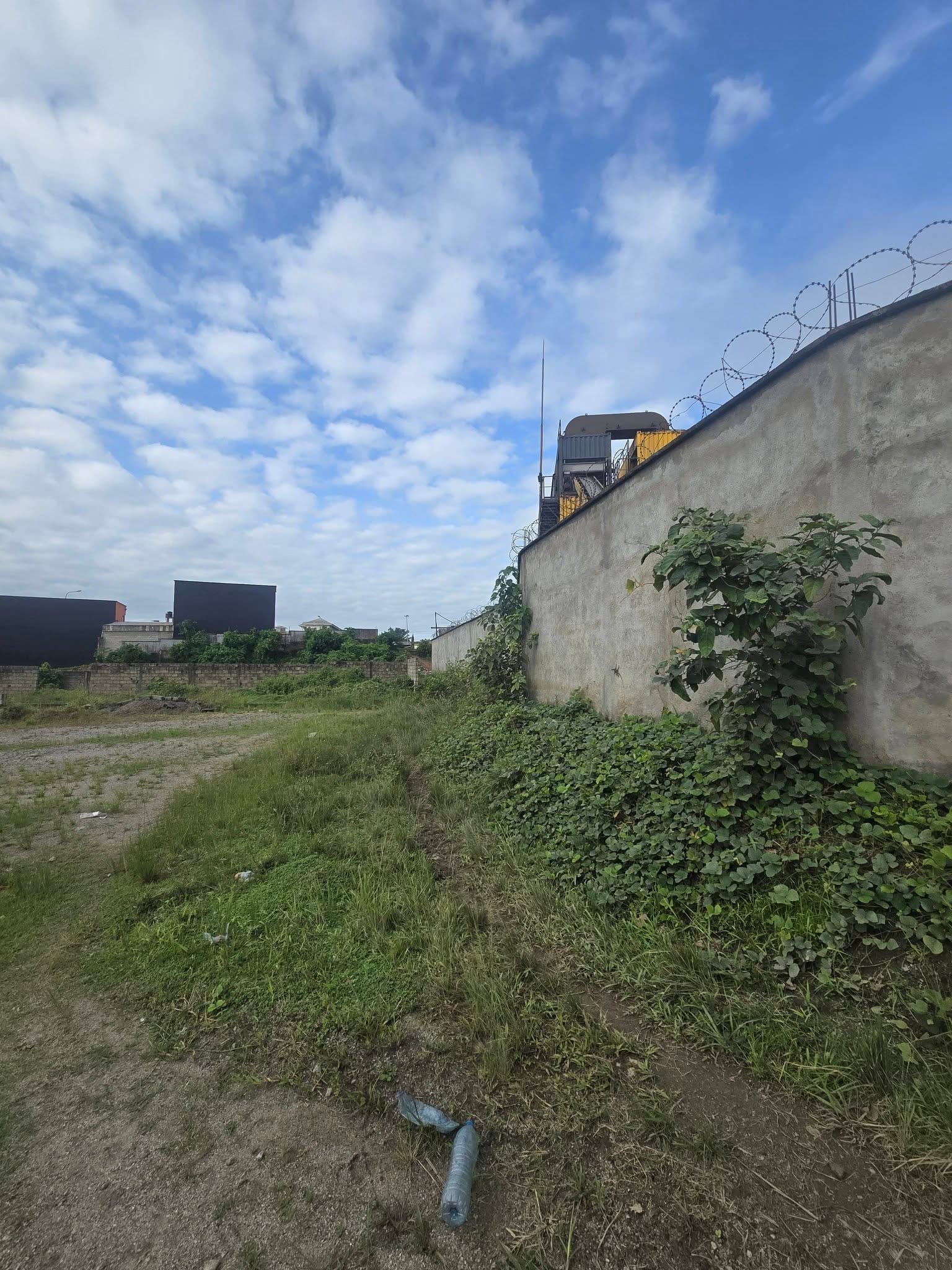 1000m2 de terrain titré à vendre à Yassa