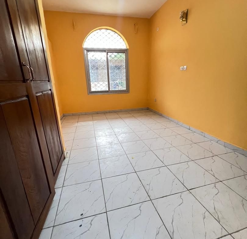 GRAND APPARTEMENT MODERNE AU REZ-DE-CHAUSSÉE, LOGPOM BASSON