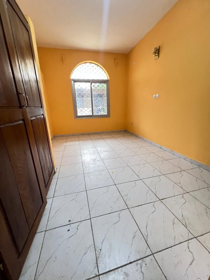 GRAND APPARTEMENT MODERNE AU REZ-DE-CHAUSSÉE, LOGPOM BASSON