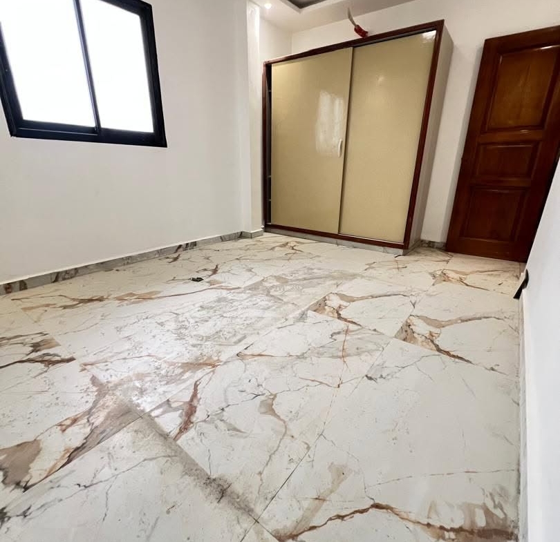 APPARTEMENT MODERNE SITUÉ À LOGPOM 200F DU CARREFOUR BASSON