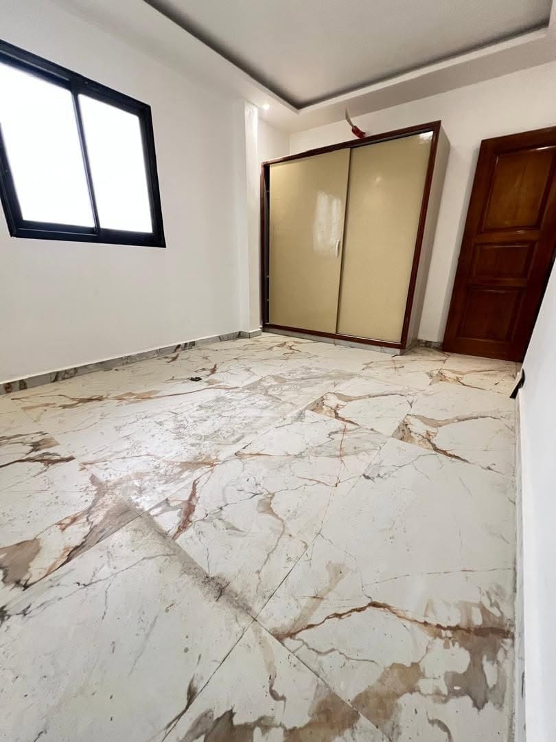 APPARTEMENT MODERNE SITUÉ À LOGPOM 200F DU CARREFOUR BASSON