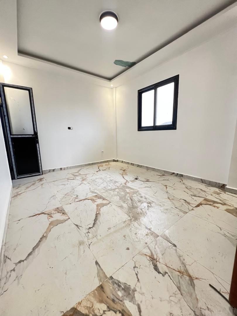 APPARTEMENT MODERNE SITUÉ À LOGPOM 200F DU CARREFOUR BASSON