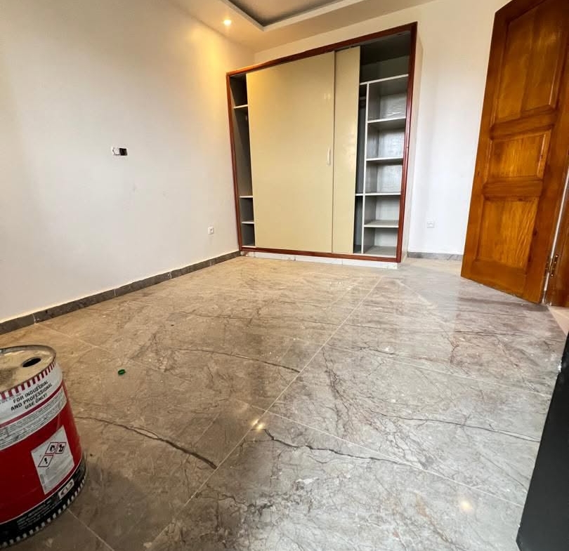 APPARTEMENT MODERNE SITUÉ À LOGPOM 200F DU CARREFOUR BASSON