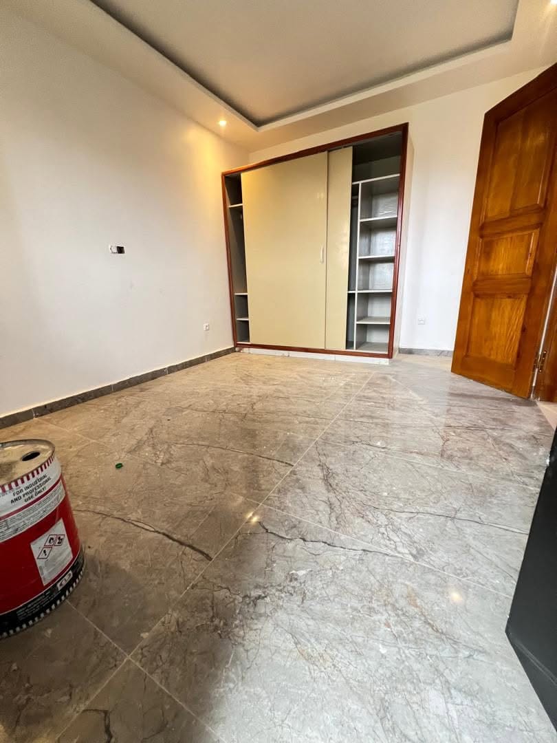 APPARTEMENT MODERNE SITUÉ À LOGPOM 200F DU CARREFOUR BASSON