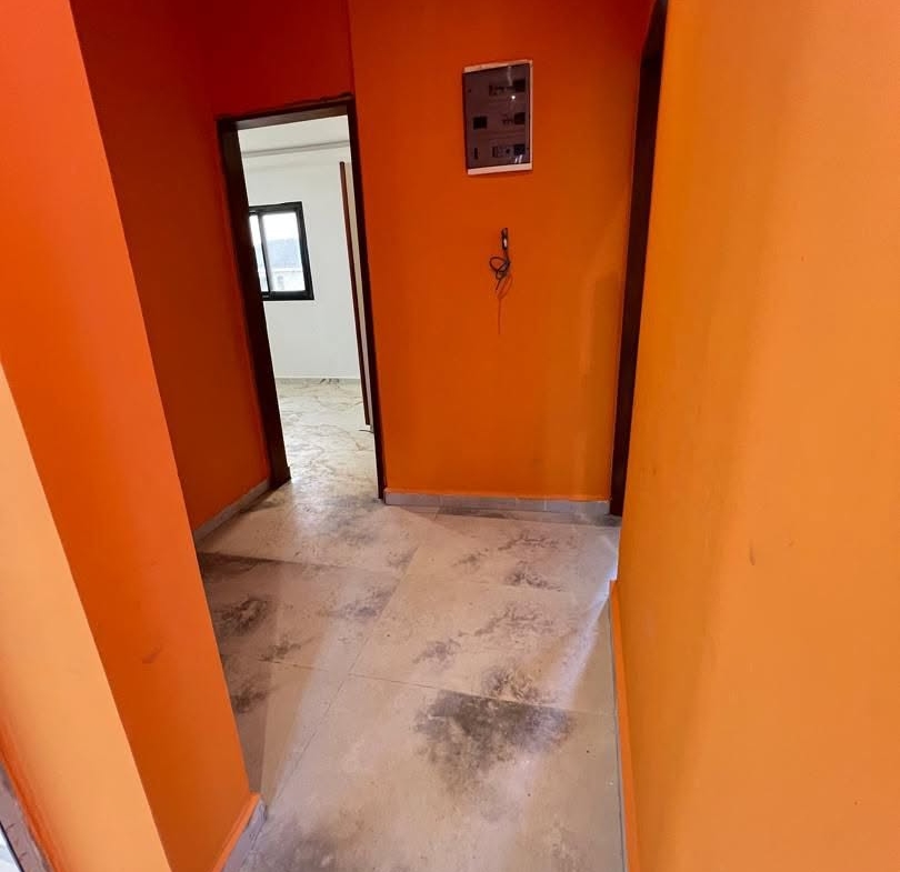 APPARTEMENT MODERNE SITUÉ À LOGPOM 200F DU CARREFOUR BASSON