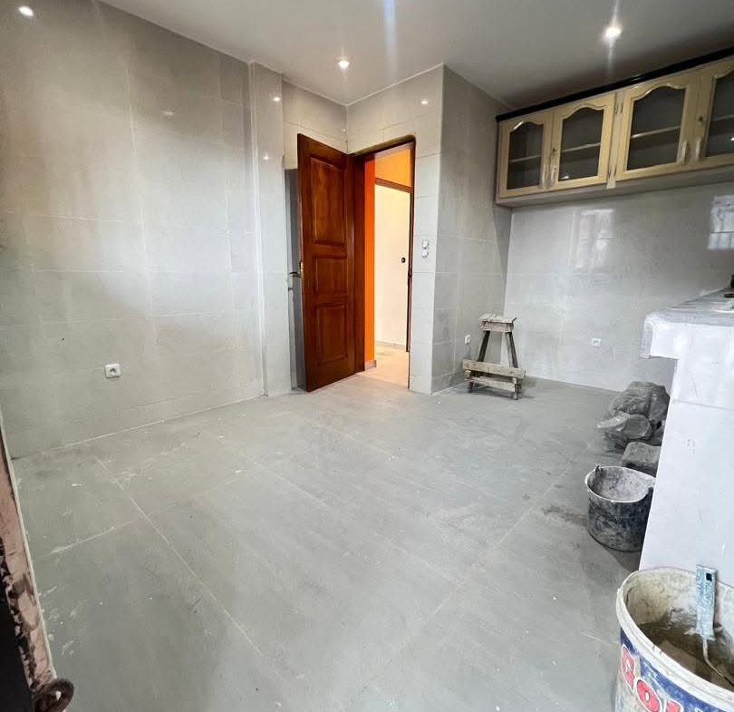 APPARTEMENT MODERNE SITUÉ À LOGPOM 200F DU CARREFOUR BASSON