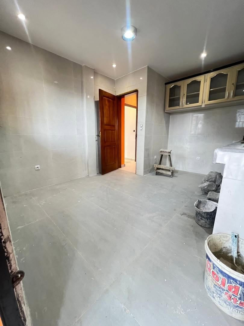 APPARTEMENT MODERNE SITUÉ À LOGPOM 200F DU CARREFOUR BASSON