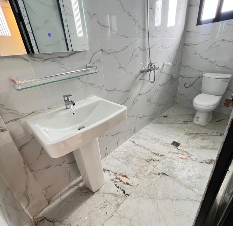APPARTEMENT MODERNE SITUÉ À LOGPOM 200F DU CARREFOUR BASSON