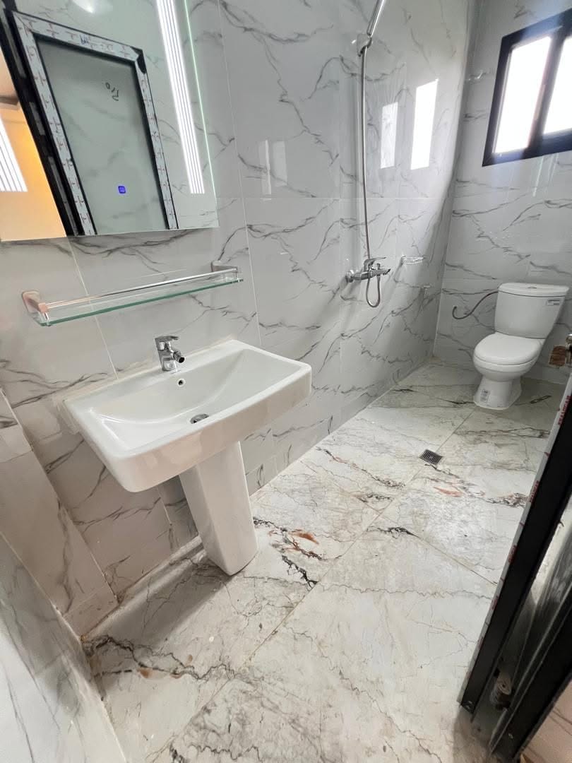 APPARTEMENT MODERNE SITUÉ À LOGPOM 200F DU CARREFOUR BASSON