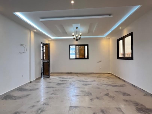 APPARTEMENT MODERNE SITUÉ À LOGPOM 200F DU CARREFOUR BASSON