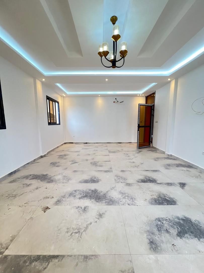 APPARTEMENT MODERNE SITUÉ À LOGPOM 200F DU CARREFOUR BASSON