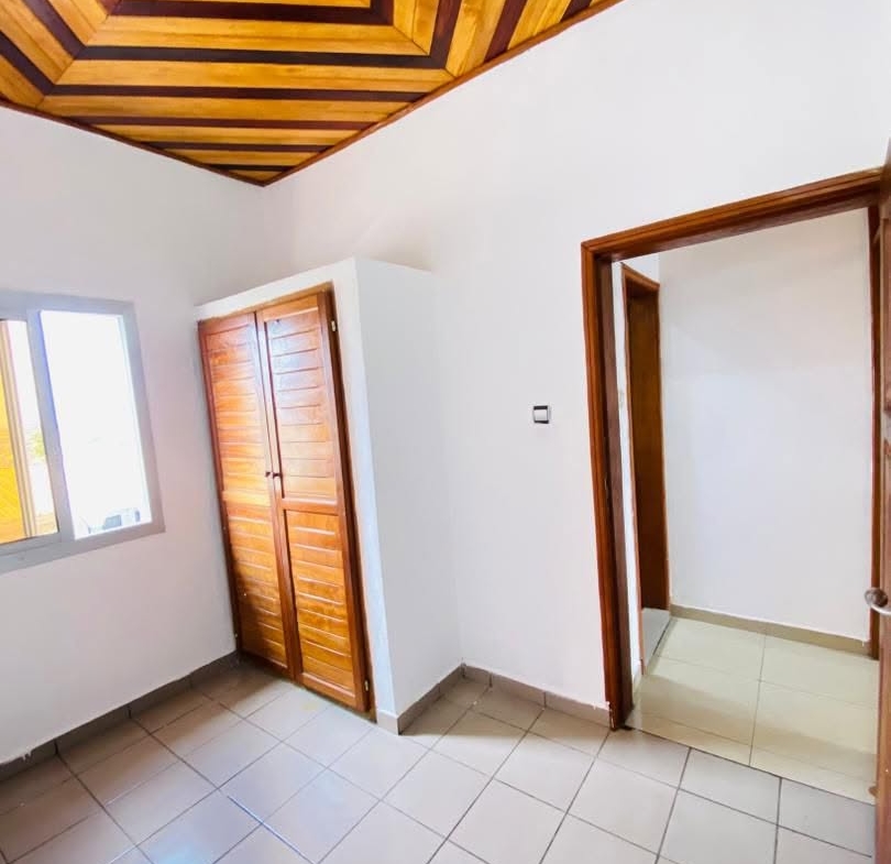 STUDIO MODERNE À L’ETAGE SITUÉ À LOGPOM
