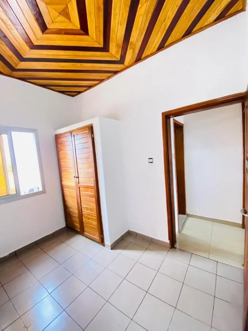 STUDIO MODERNE À L’ETAGE SITUÉ À LOGPOM