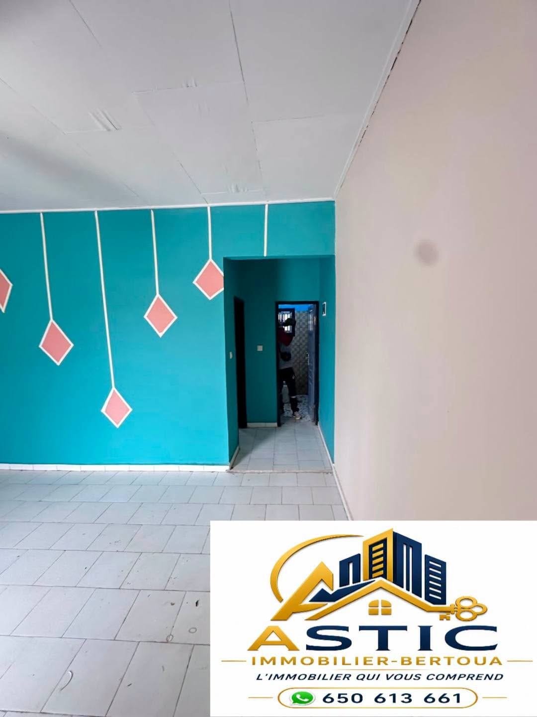 Studio moderne avec parking sécurisé, Bertoua Nkolbikon