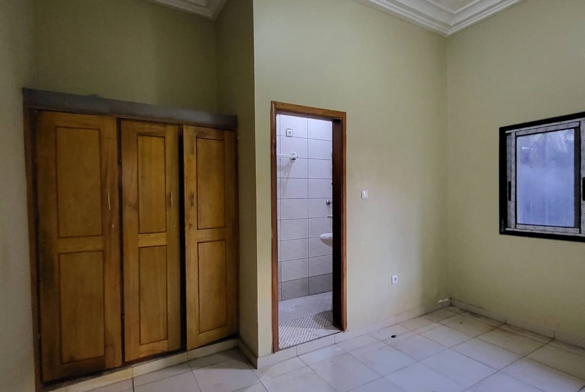 Appartement 2 chambres à louer, Biyem-Assi en bordure de route