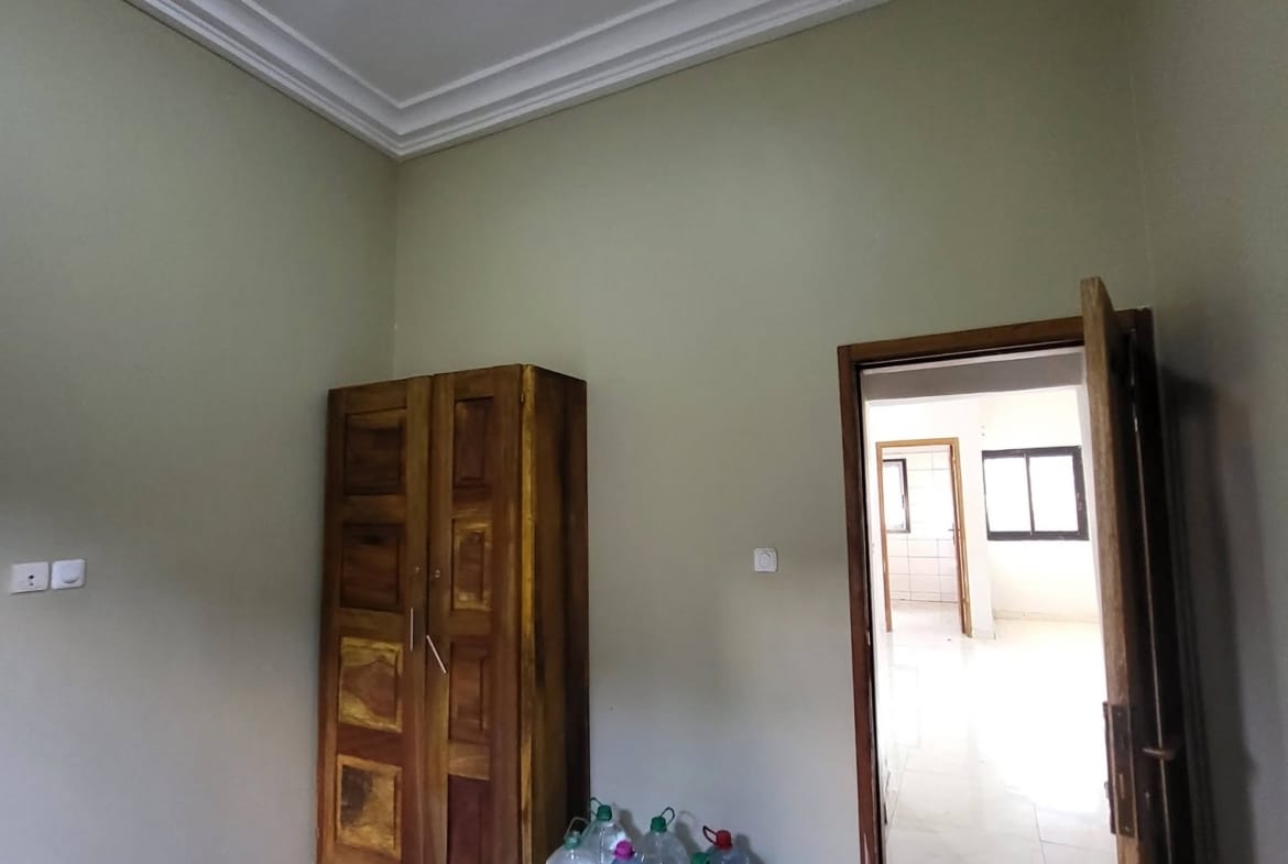 Appartement 2 chambres à louer, Biyem-Assi en bordure de route