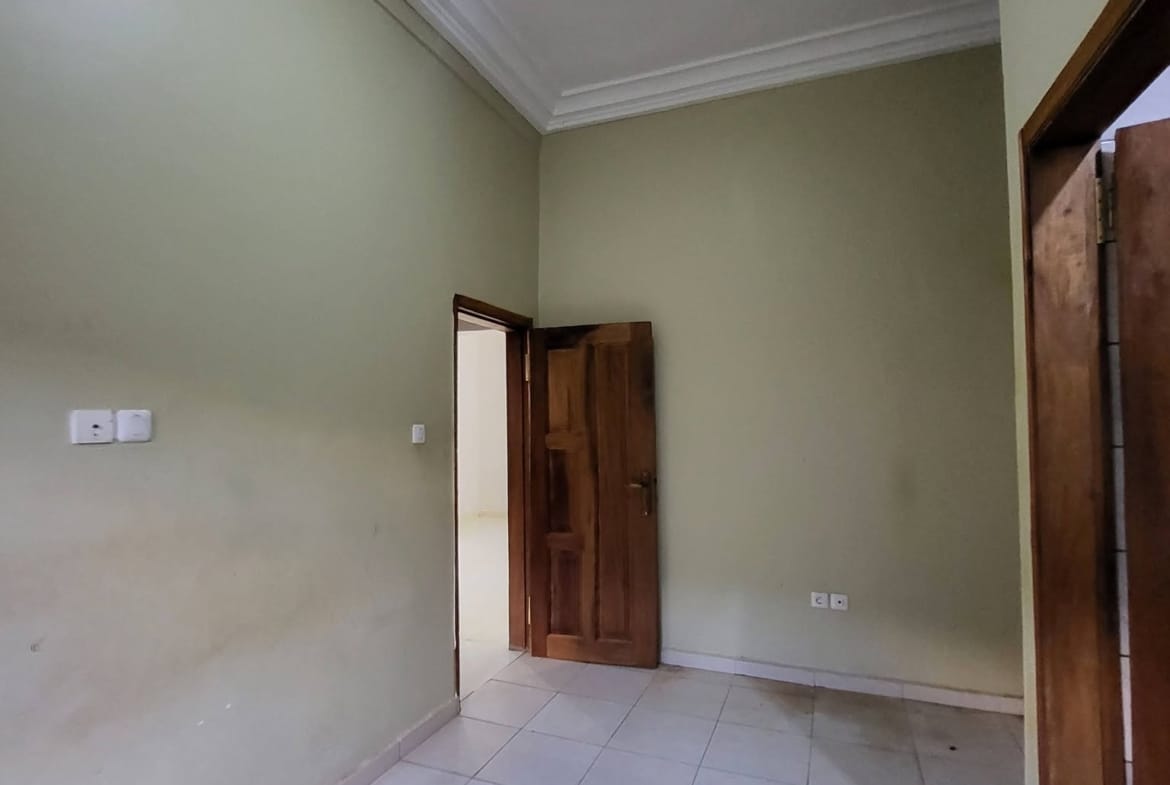 Appartement 2 chambres à louer, Biyem-Assi en bordure de route