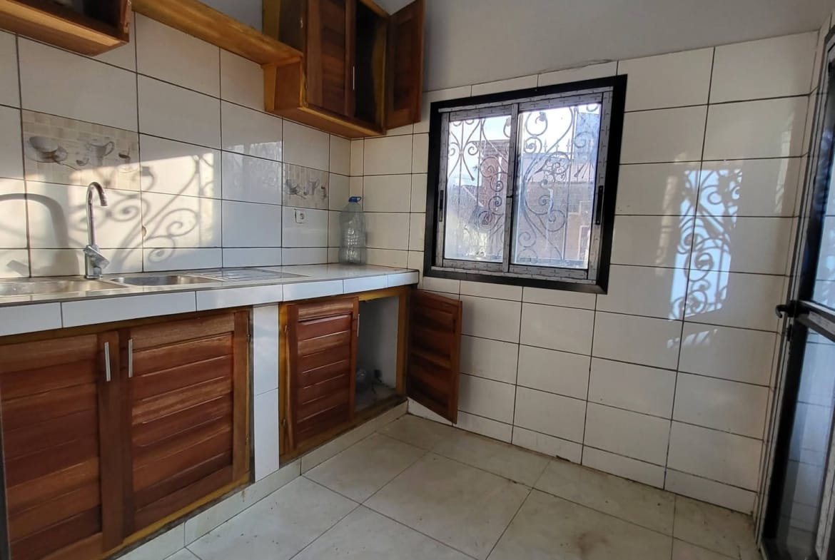Appartement 2 chambres à louer, Biyem-Assi en bordure de route