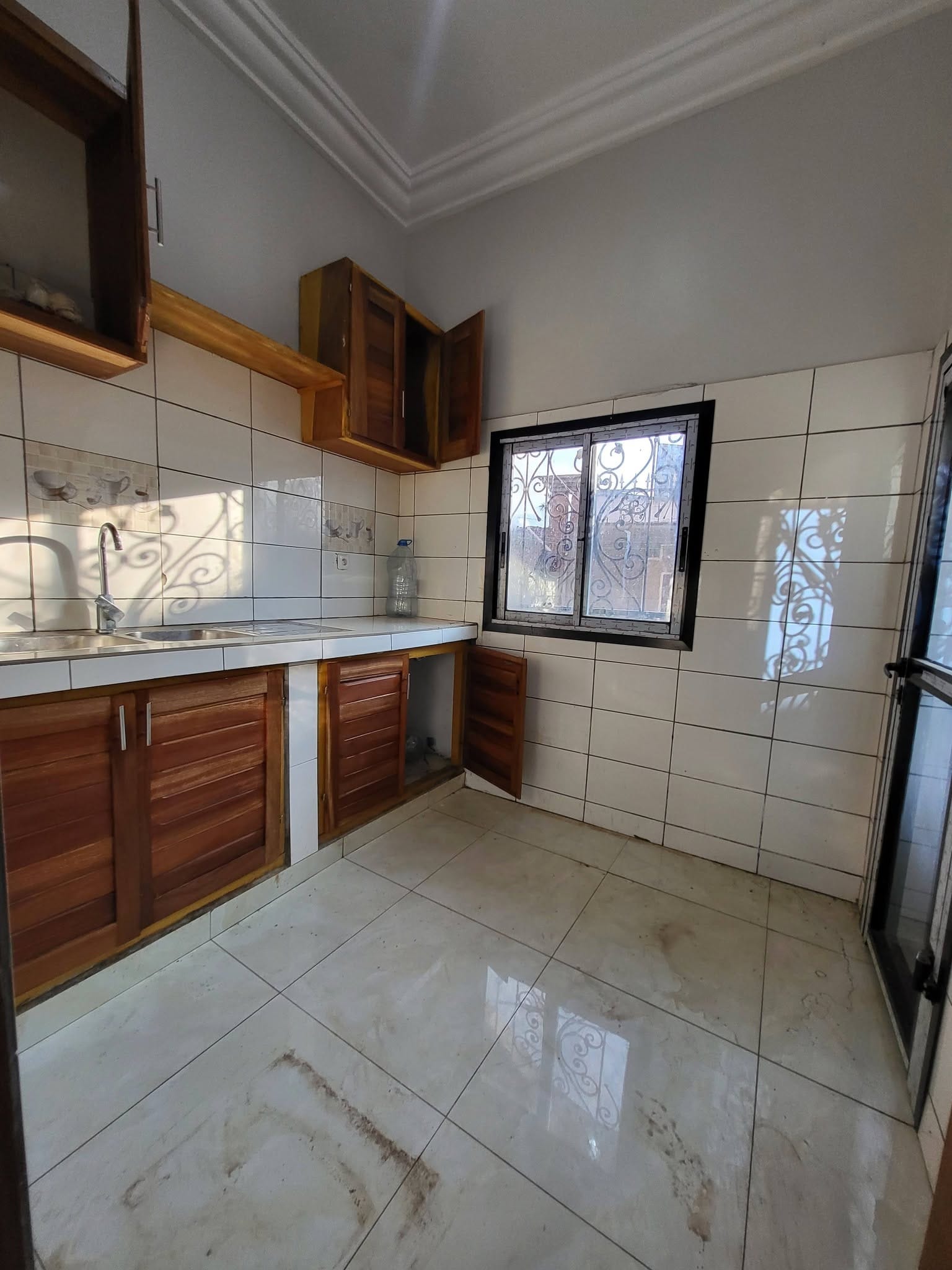 Appartement 2 chambres à louer, Biyem-Assi en bordure de route