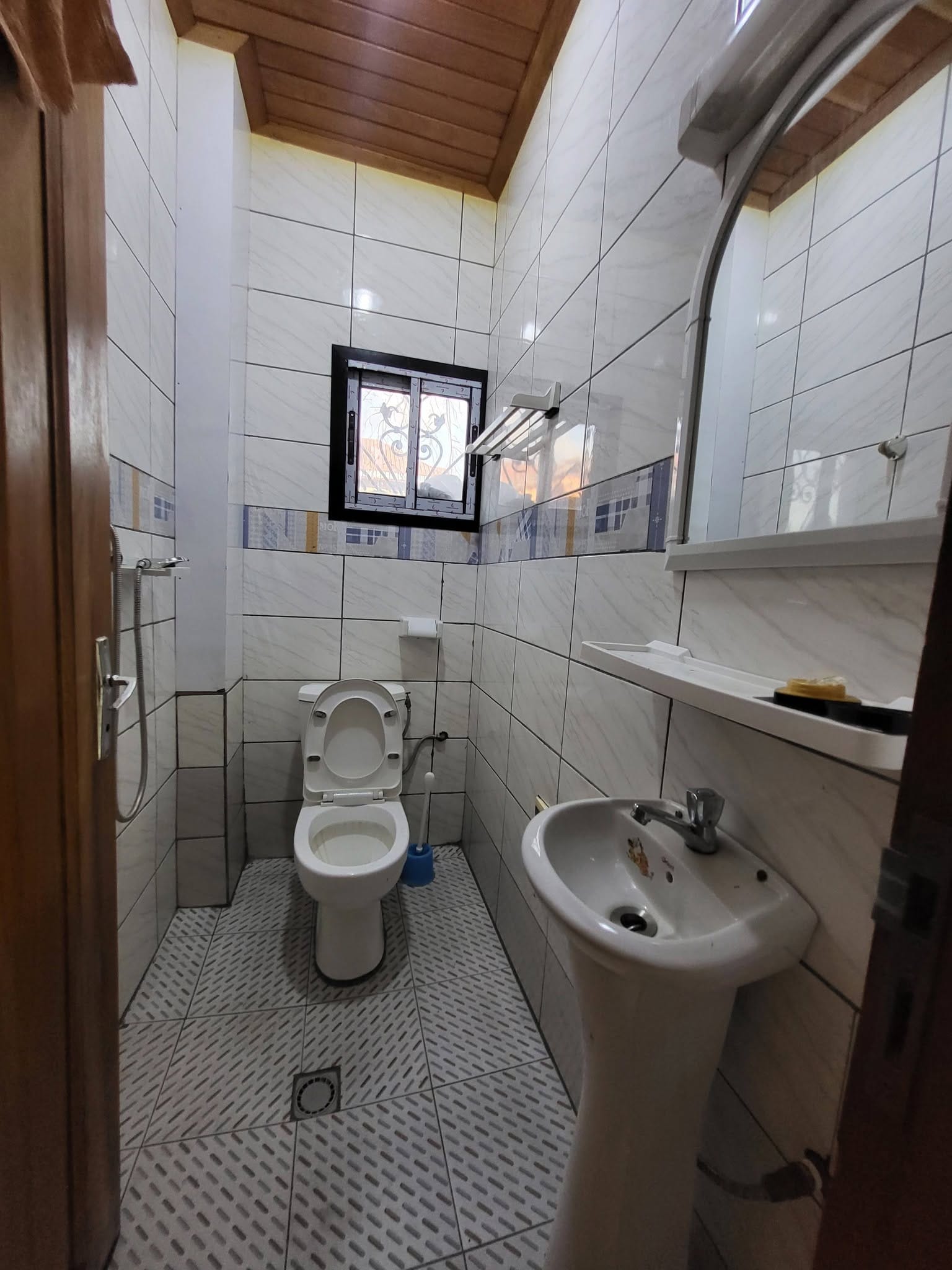 Appartement 2 chambres à louer, Biyem-Assi en bordure de route