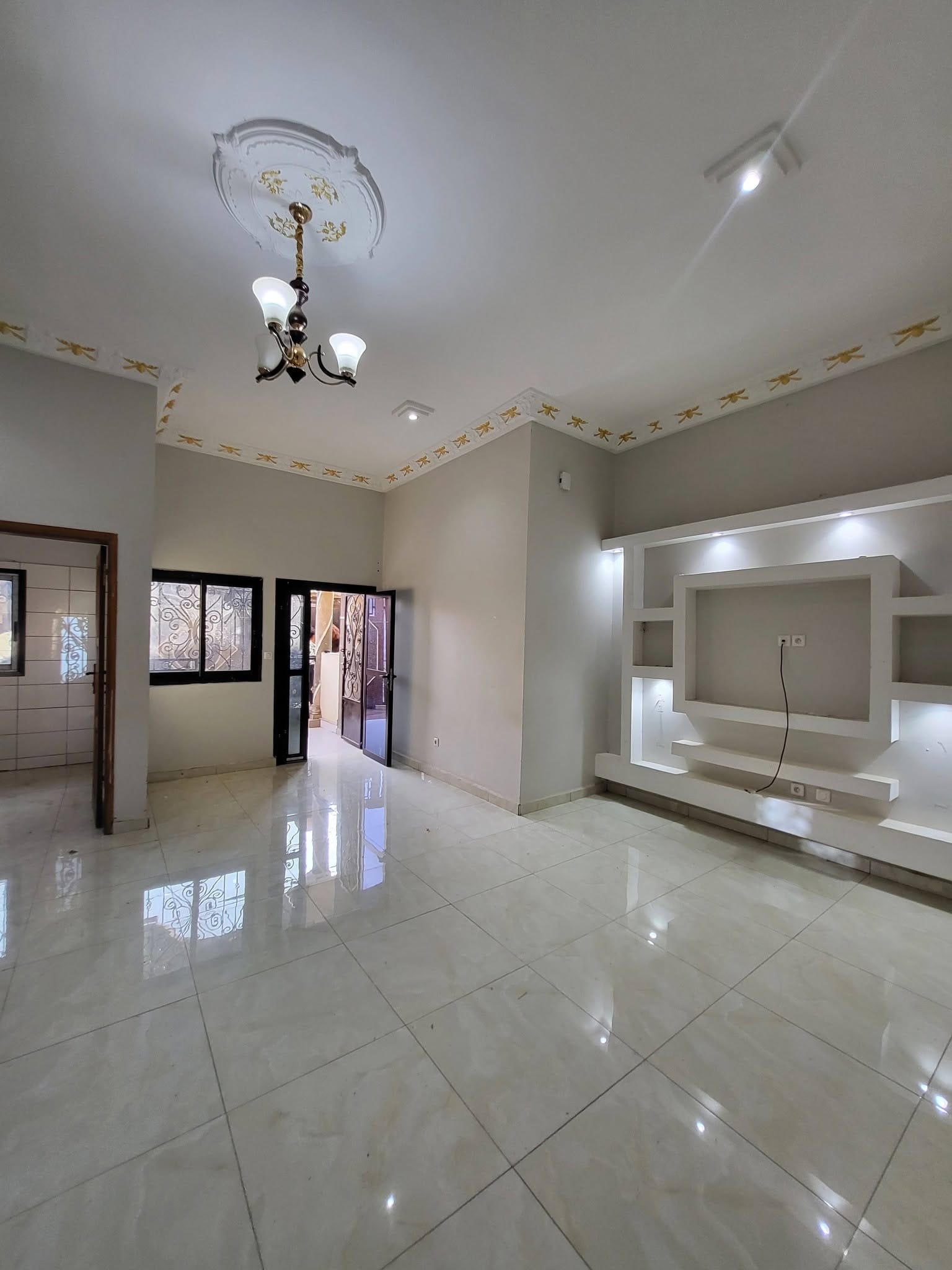 43716- Appartement 2 chambres à louer, Biyem-Assi en bordure de route