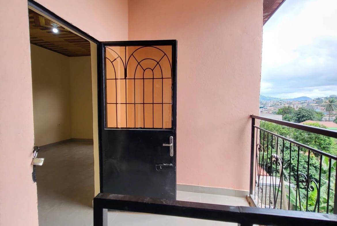 Studio moderne sécurisé avec balcon à louer à Simbock Mbalgong