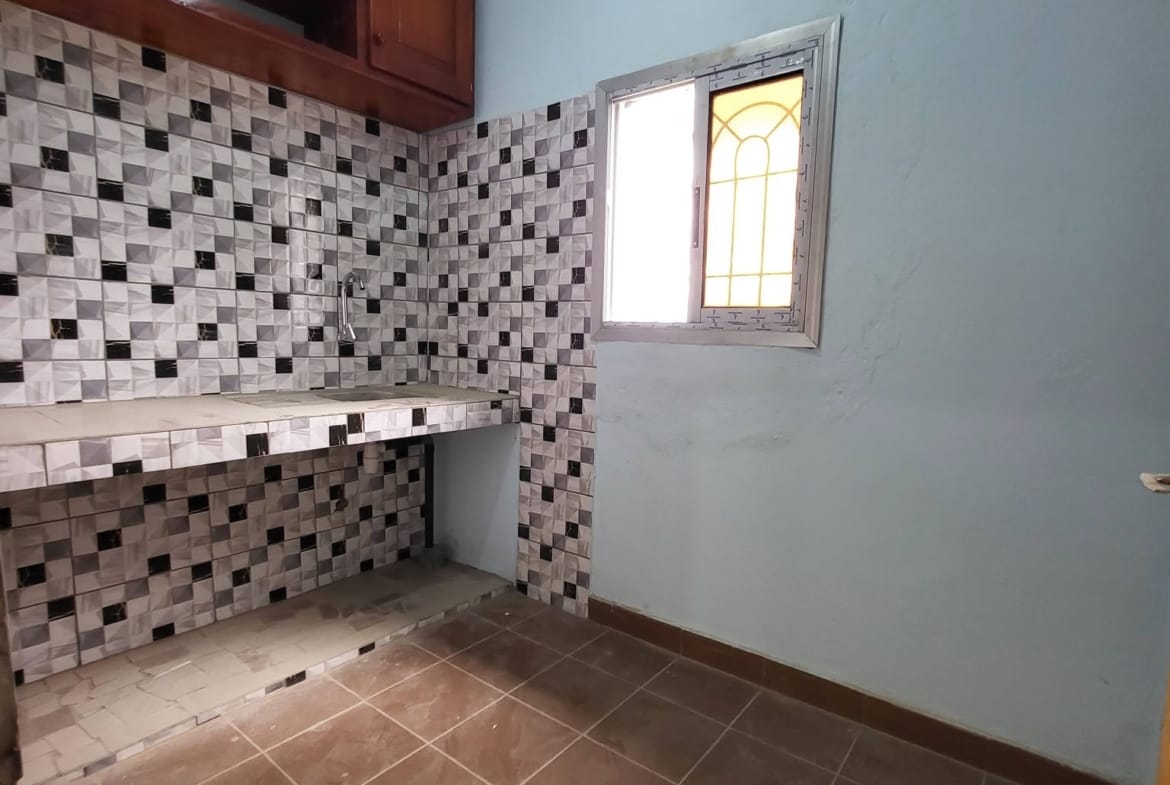 Studio moderne sécurisé avec balcon à louer à Simbock Mbalgong