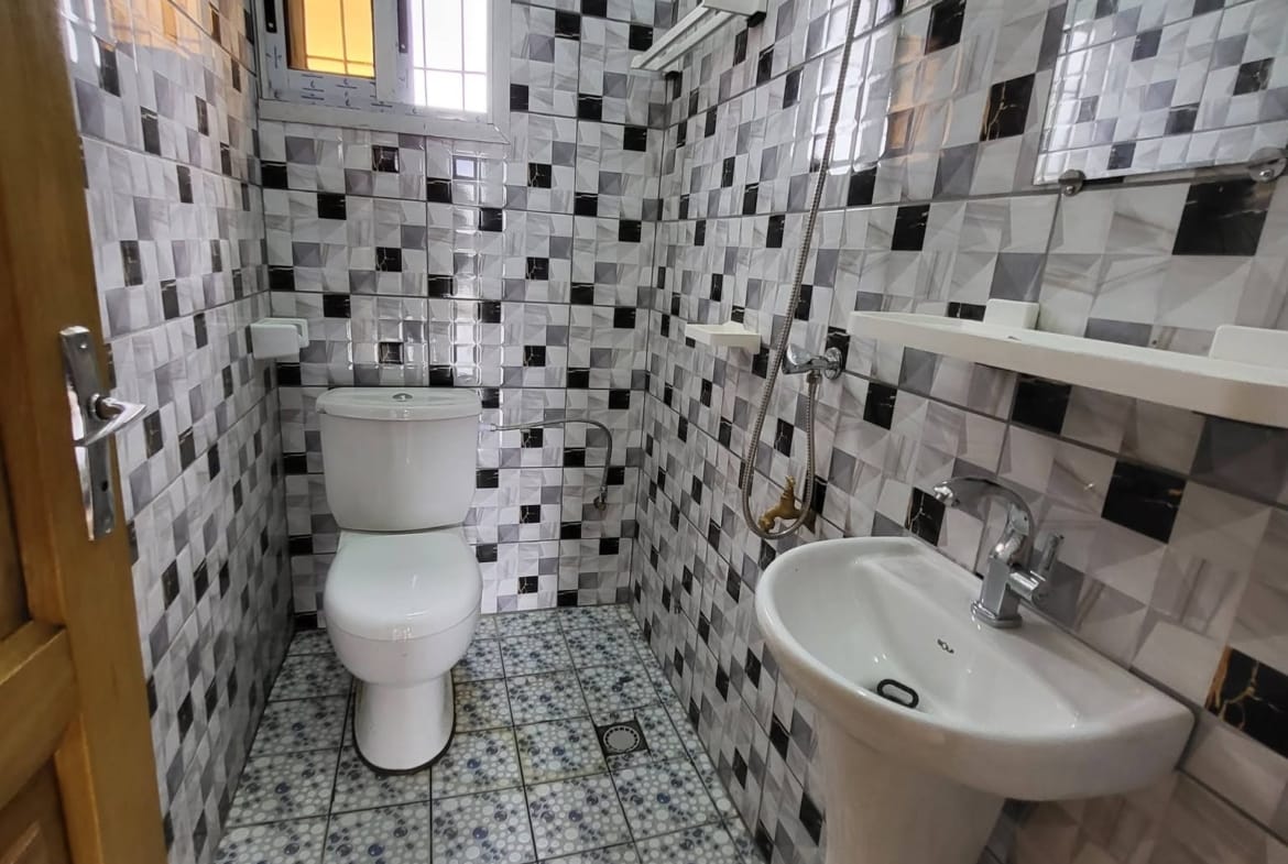 Studio moderne sécurisé avec balcon à louer à Simbock Mbalgong